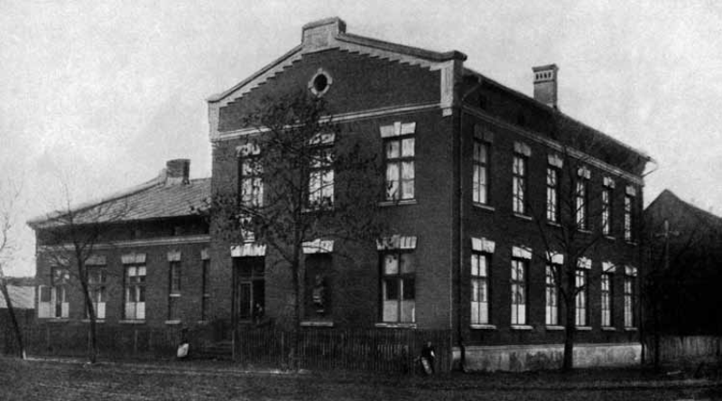 Budynek szkoły w Leśmierzu 1913 r..png
