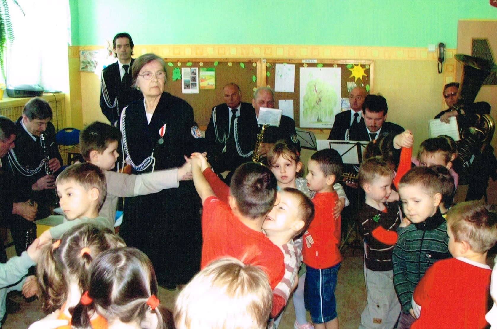 Orkiestra dęta w Ozorkowie w przedszkolu.jpg